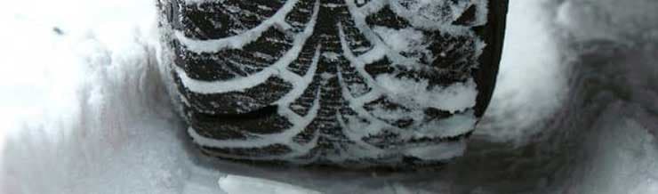Winterreifen bei Schnee und Herbstlaub