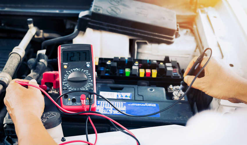 Kontroller eller udskiftning af bilbatteri