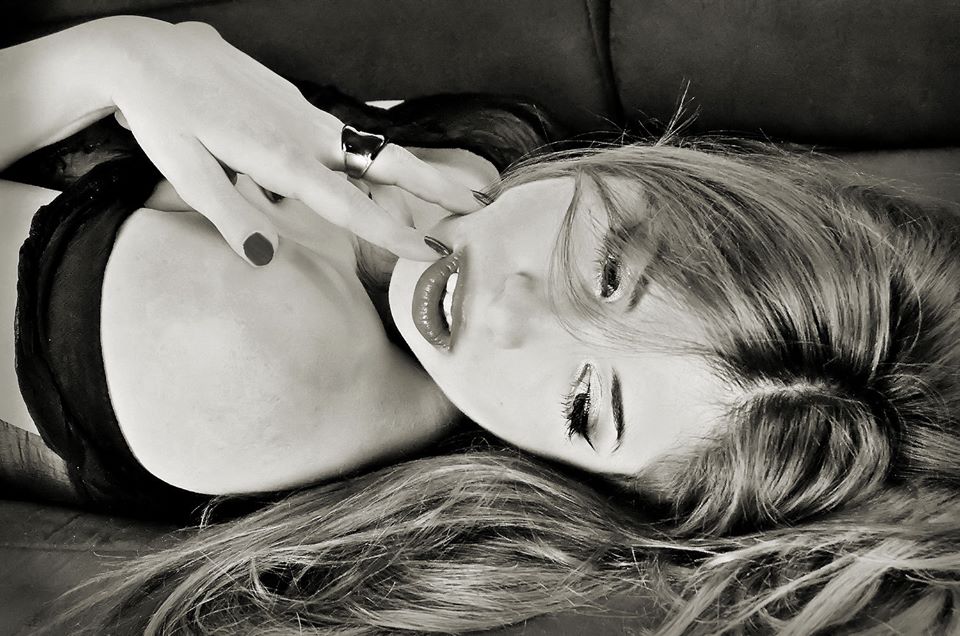L'autre : elle.