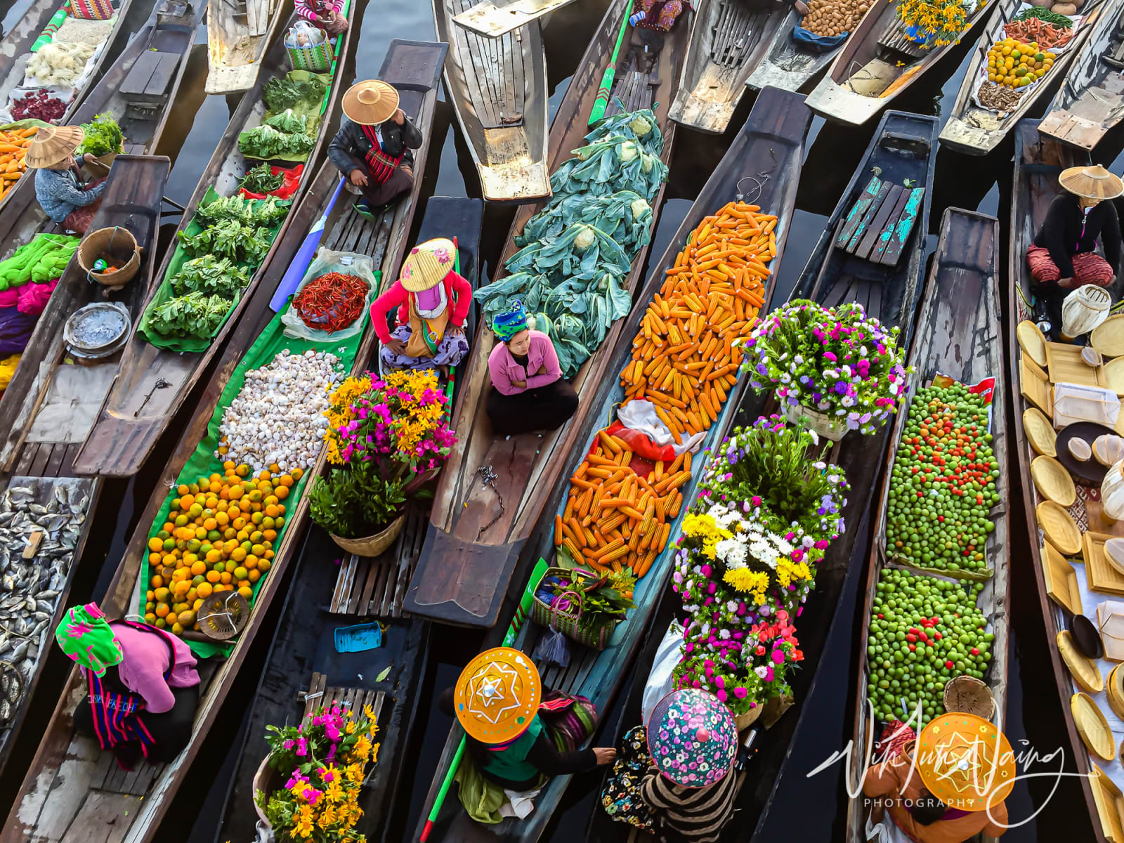 Floating Market in Inle Lake — View 01