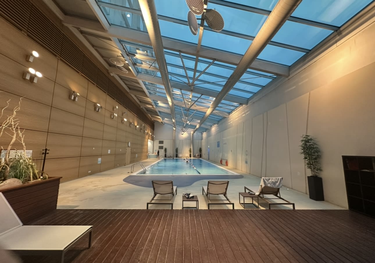 The indoor pool of the Hilton Geneva Hotel & Conference Centre, tested by La Revue des Hôtels