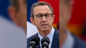 Voile dans l'espace public : Bruno Retailleau critique la proposition du RN