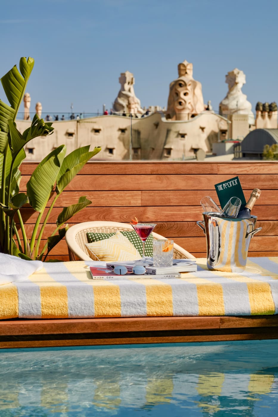 La piscine du rooftop de l'hôtel Sir Victor à Barcelone, face aux cheminées de la Casa Milà de Gaudí