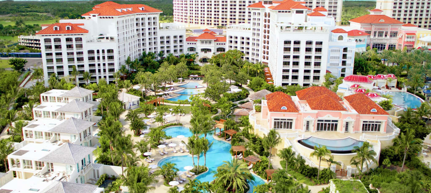 Le Rosewood Baha Mar et ses piscines vus du ciel, avec les tours de Baha Mar