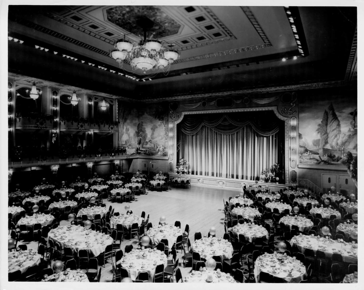 Les toiles de Josep Maria Sert peintes pour le Waldorf Astoria New York, exposées à la Sala de Arte Santander de Boadilla del Monte