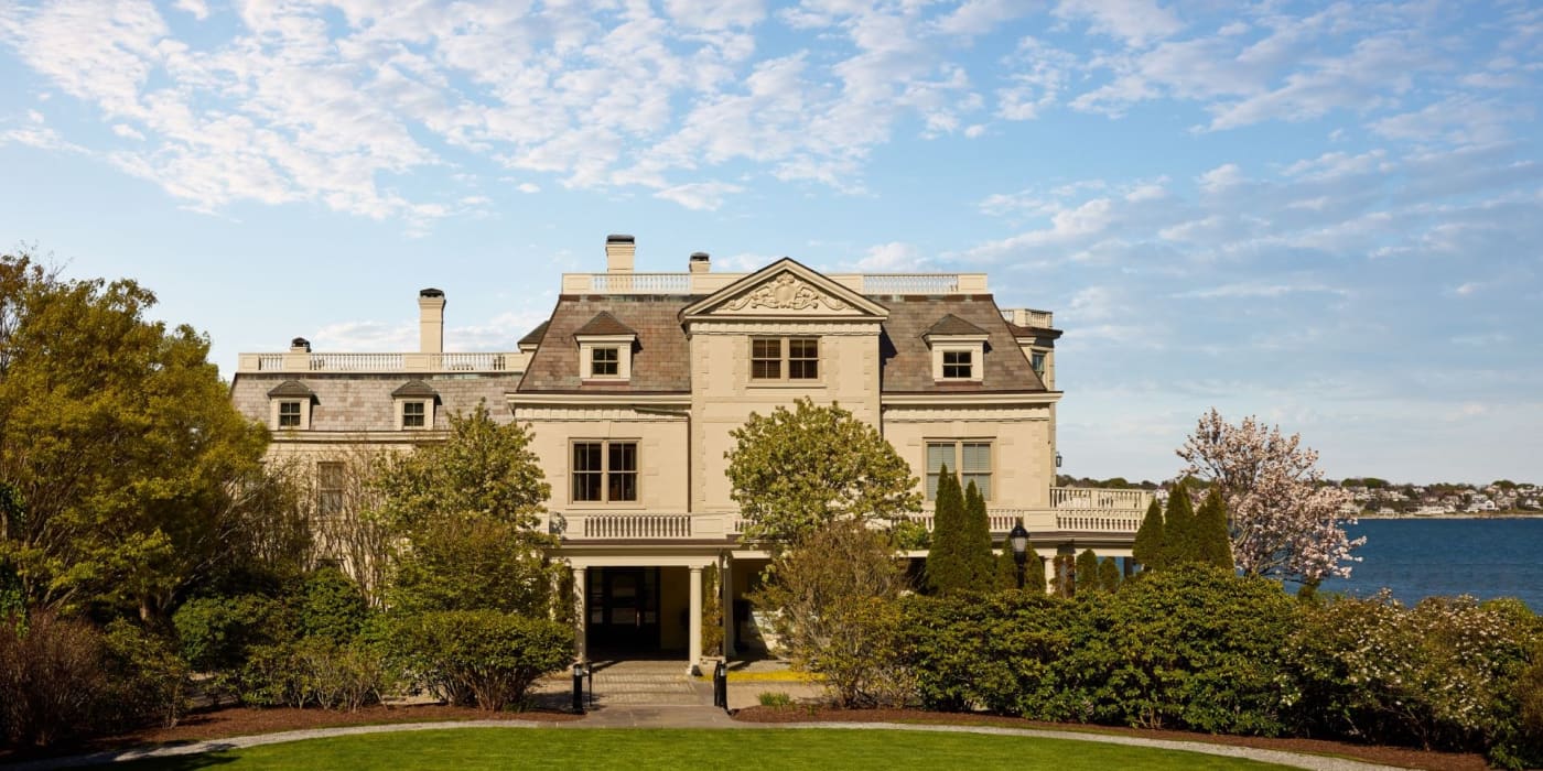Fassade des Hotels The Chanler at Cliff Walk, Villa von 1873 mit Blick auf den Atlantik in Newport