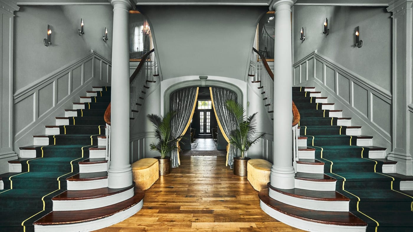 Doppeltreppe in der Lobby des Hotels The Vanderbilt, Auberge Collection, in Newport