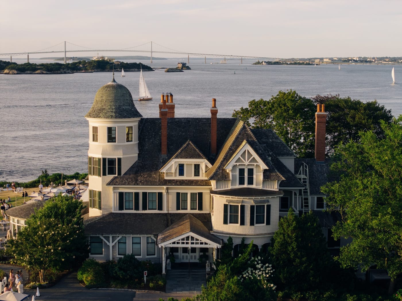 Luftaufnahme des Agassiz-Herrenhauses des Hotels Castle Hill Inn über der Narragansett Bay in Newport