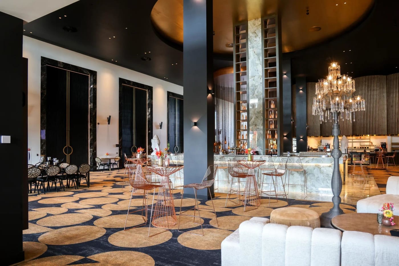 Lobby du Van der Valk Hotel Nuland avec grand lustre en cristal