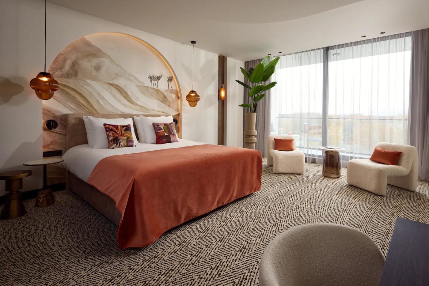 Chambre Deluxe du Van der Valk Hotel Nuland avec lit double et fresque
