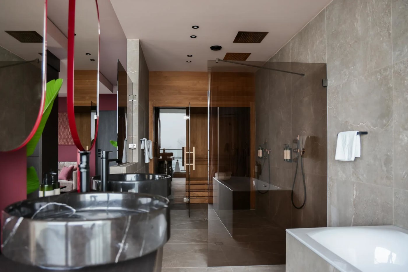 Salle de bain de la Suite Cerise au Van der Valk Hotel Nuland, double vasque et douche