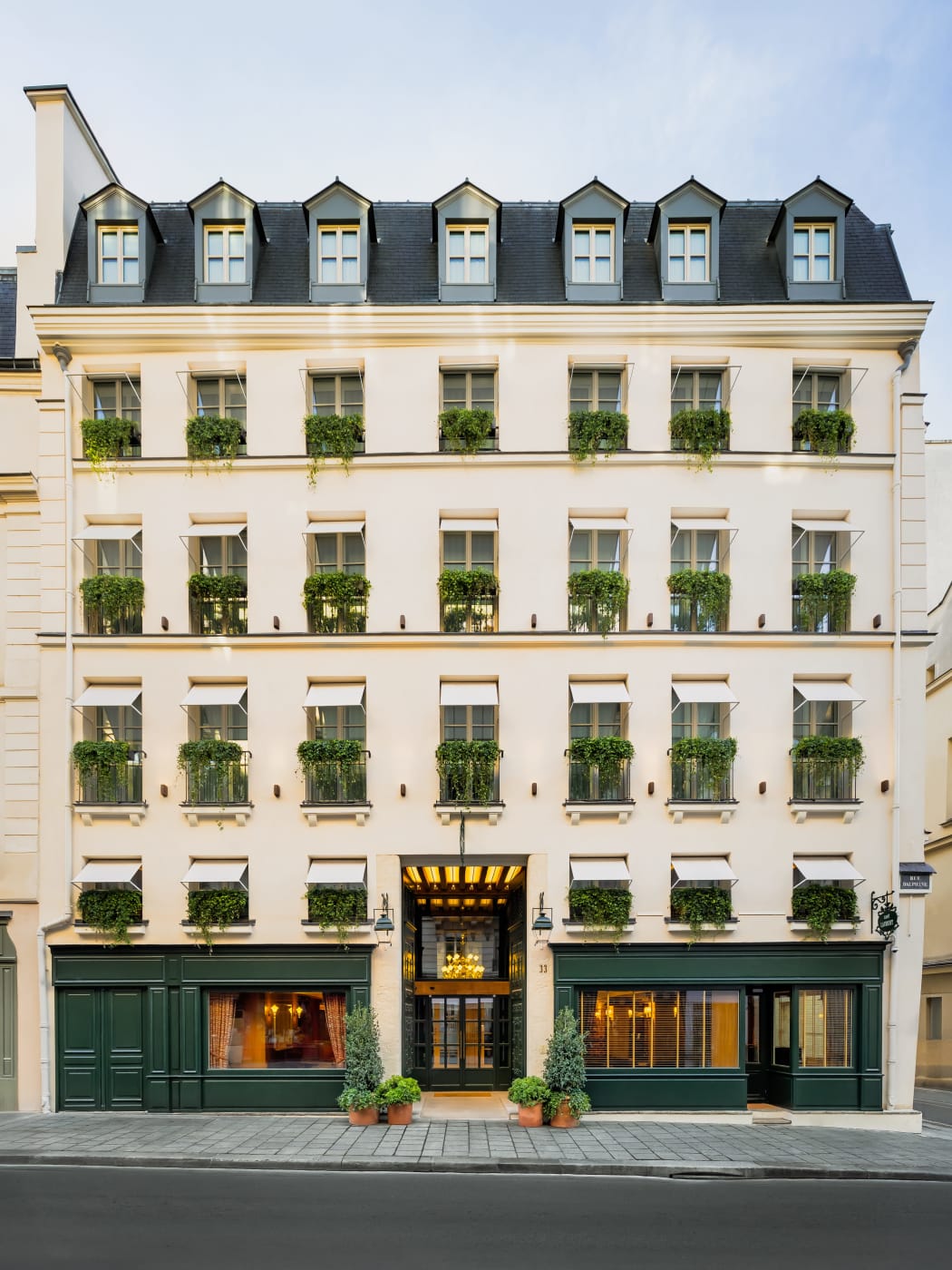 A fachada do Hôtel d'Aubusson no número 33 da rue Dauphine, em Saint-Germain-des-Prés