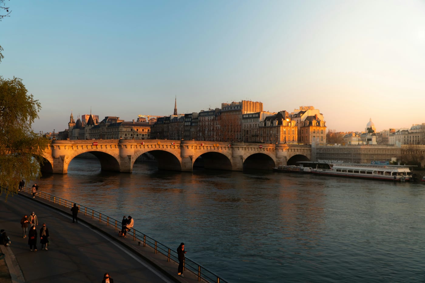 A Pont-Neuf e a Île de la Cité ao pôr do sol, a dois passos do Hôtel d'Aubusson