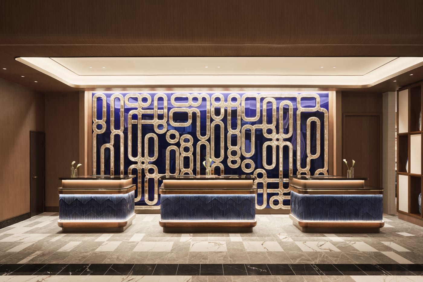 A recepção do Loews Nashville Hotel diante da obra de vidro inspirada nos instrumentos de metal