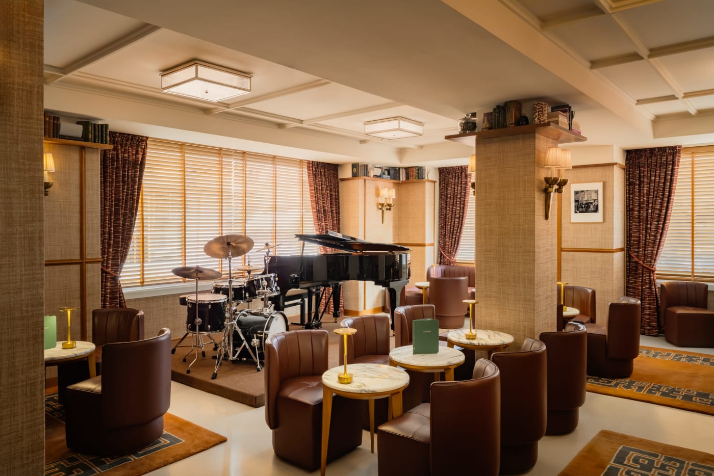 O palco de jazz do Café Laurent, com piano e bateria, no Hôtel d'Aubusson
