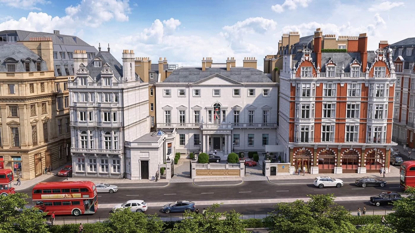 Rendu de la façade palladienne blanche de Cambridge House sur Piccadilly, à Londres, avec des bus rouges