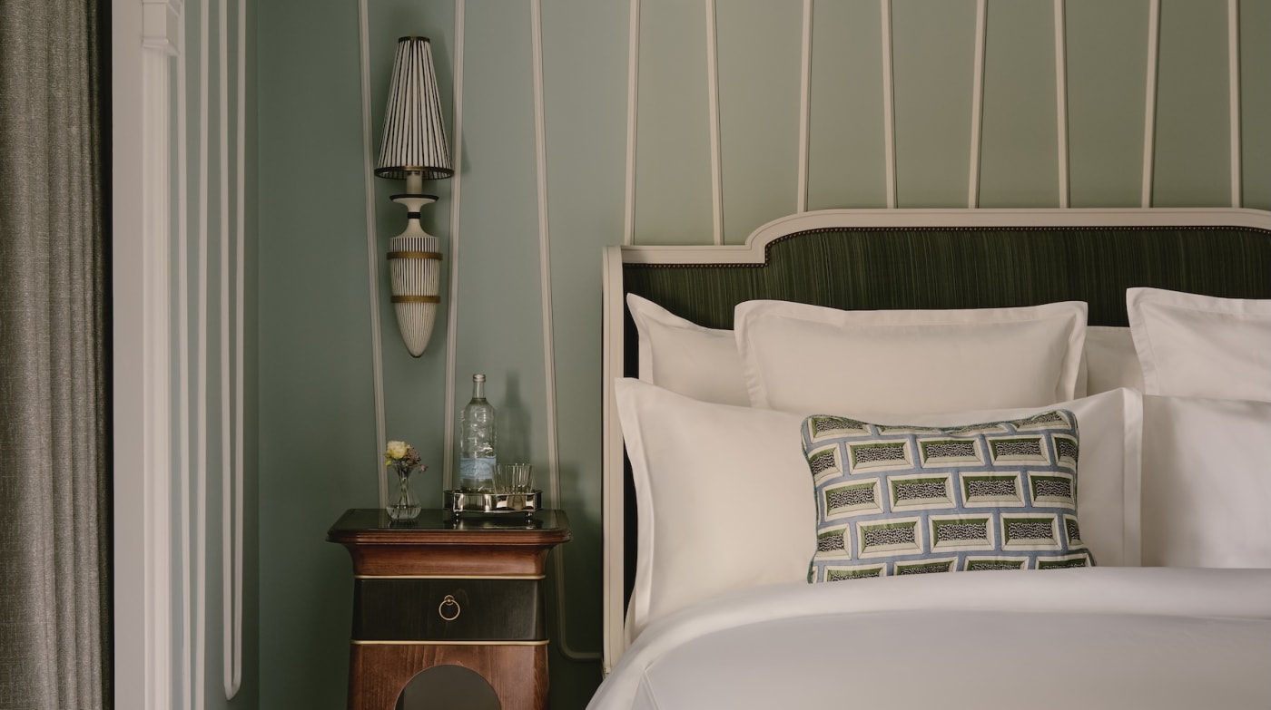 Rendu d'une chambre de Cambridge House, tête de lit verte et murs à pilastres