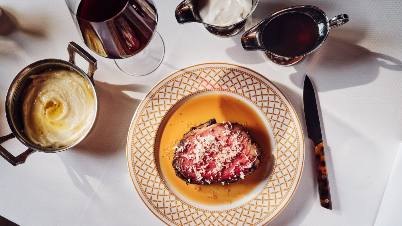 Une tranche de côte de bœuf, purée et sauces, image de présentation du restaurant Major's de Cambridge House