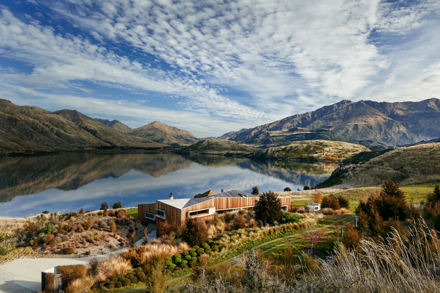 Das Haus Te Kahu über dem Lake Wanaka und den Bergen Neuseelands