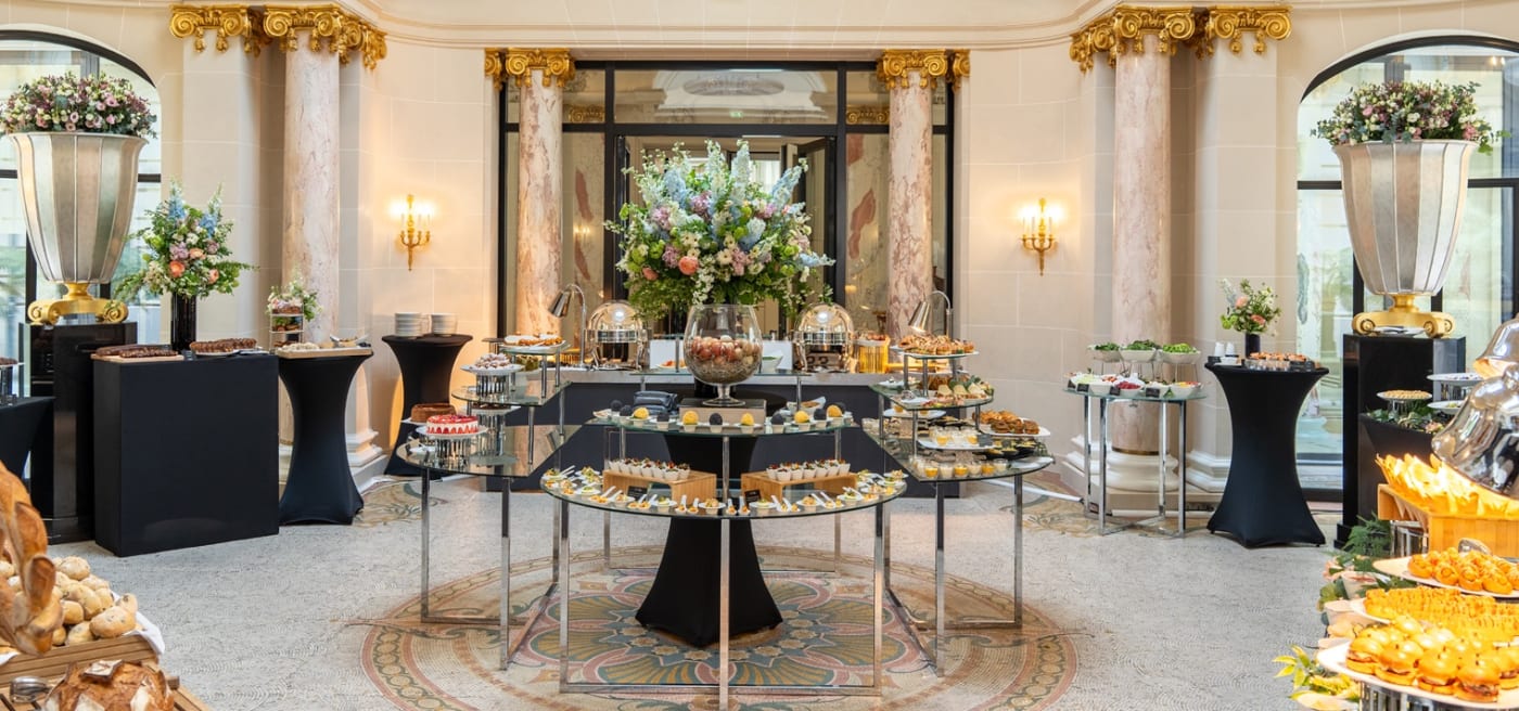 Le buffet du brunch dominical dressé sous les colonnes du Lobby au palace The Peninsula Paris