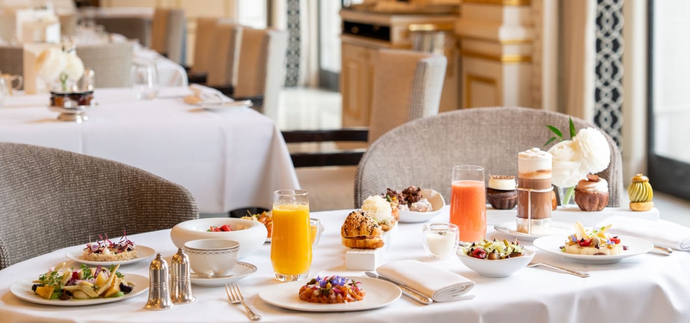 Petit-déjeuner servi au restaurant Le Lobby du palace The Peninsula Paris