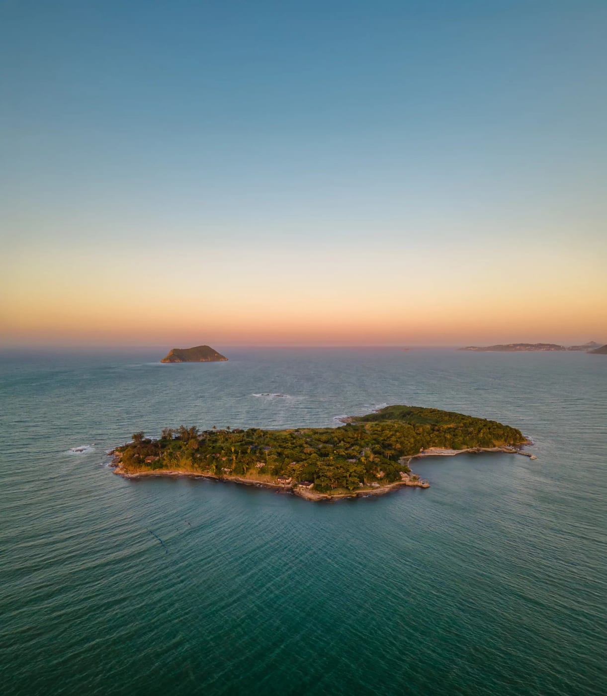 L'Ilha Rasa du Nas Rocas au coucher du soleil, à Búzios