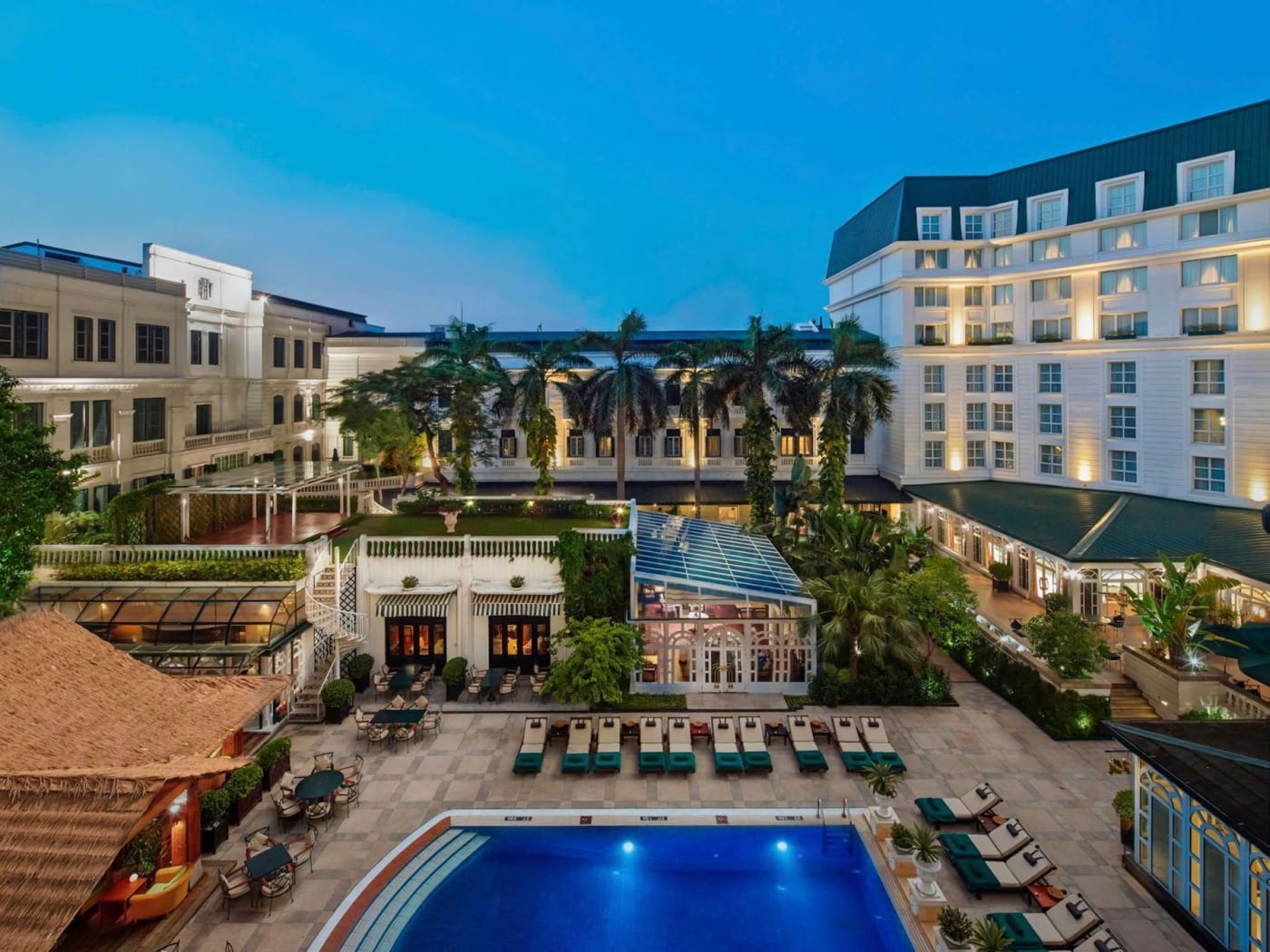 Le Sofitel Legend Metropole Hanoi, sa piscine et son jardin entre l'aile Heritage et l'aile Opéra