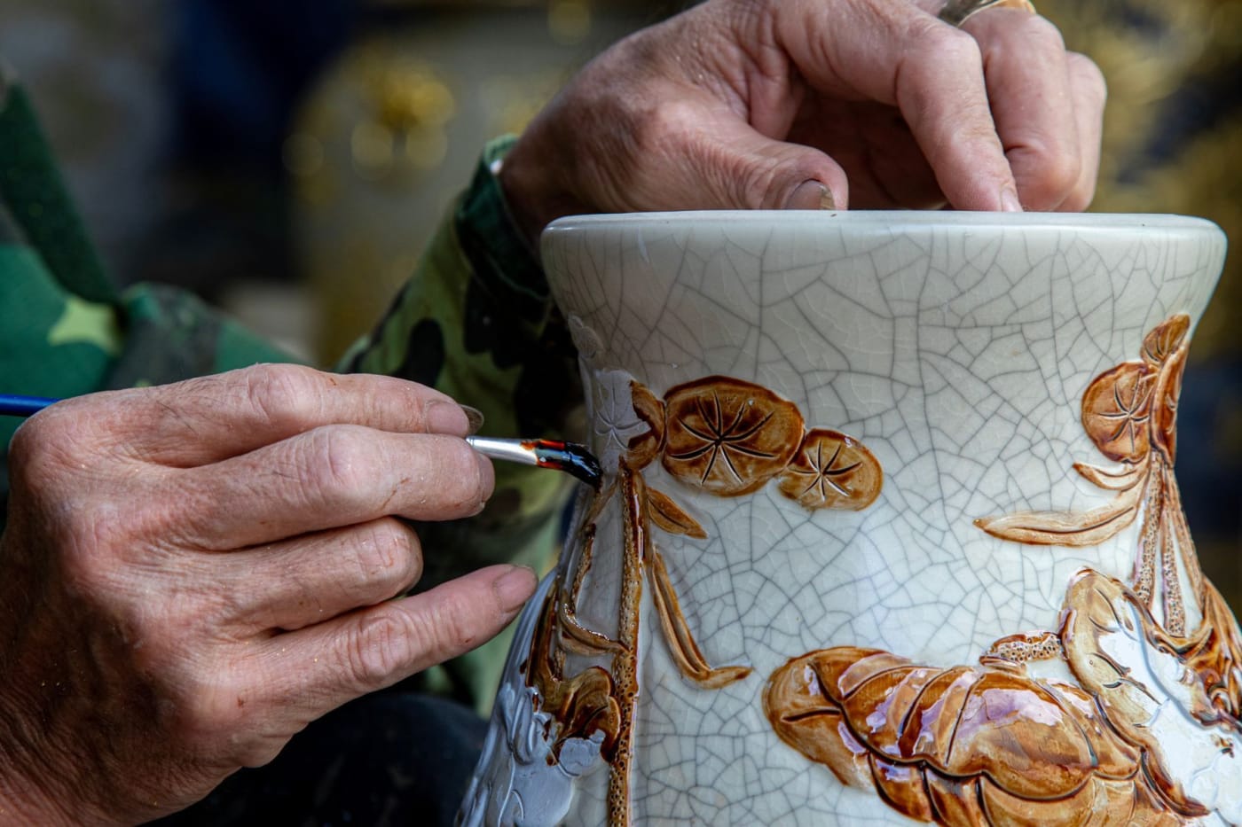 Artisan céramiste du village de Bát Tràng peignant un vase, expérience Sofitel Legend et UNESCO