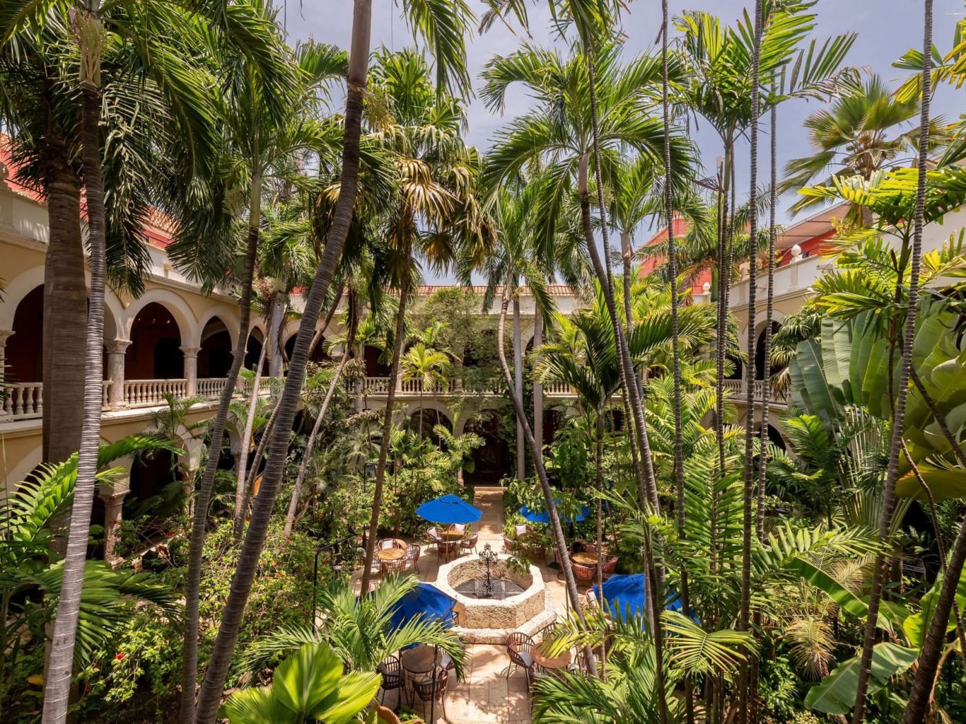 Le cloître tropical du Sofitel Legend Santa Clara Cartagena, ancien couvent du XVIIe siècle