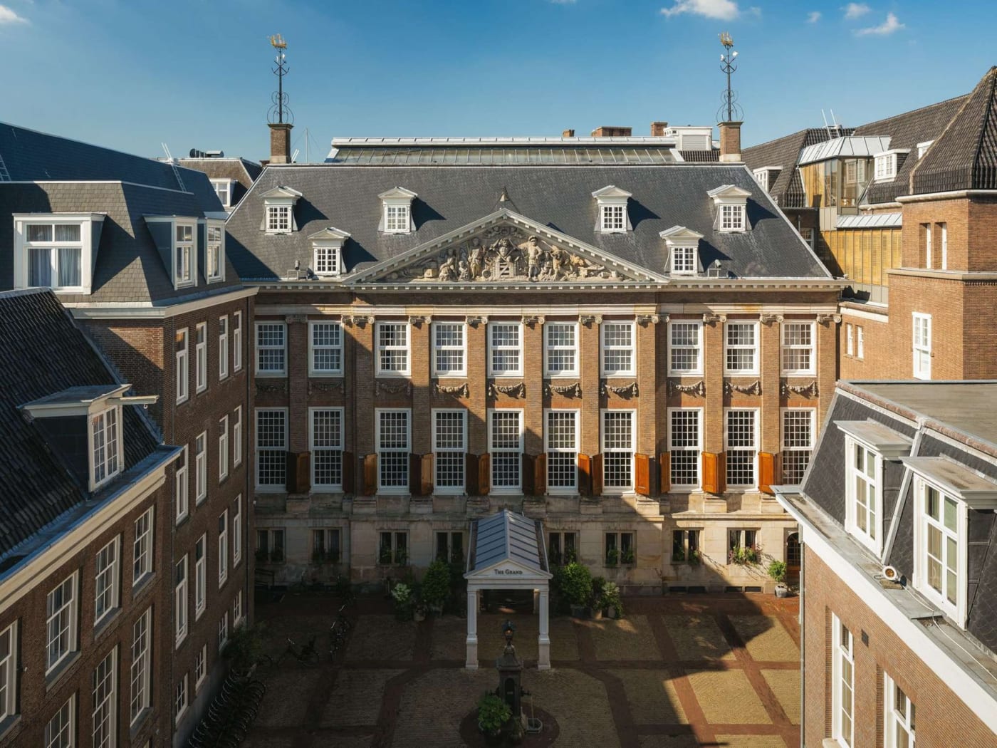 Façade et cour d'honneur du Sofitel Legend The Grand Amsterdam, ancien hôtel de ville