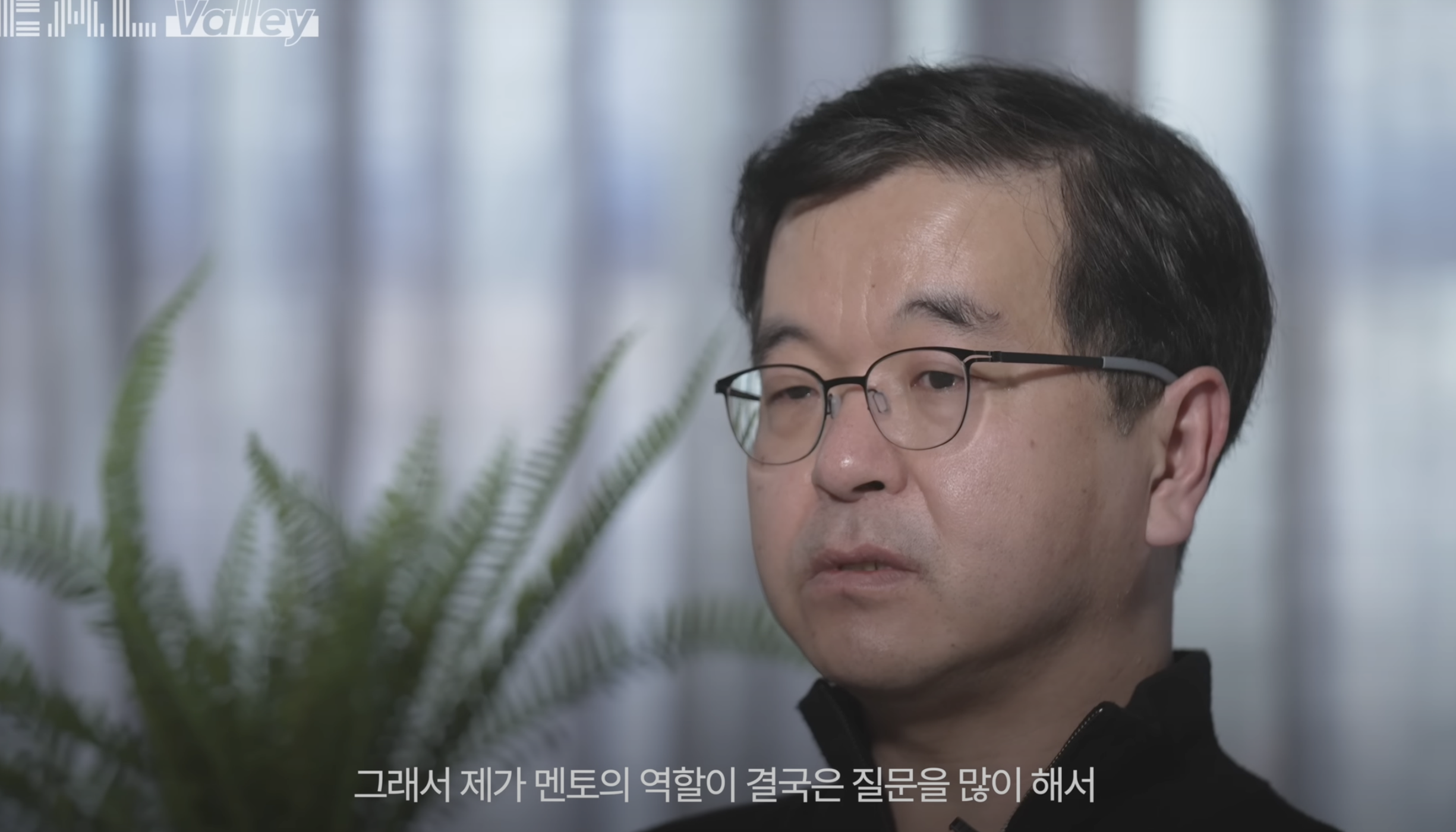 <p>제가 즐겨보는 유튜브 채널 EO에 올라온, 실리콘밸리의 27년차 개발자 한기용 님의 인터뷰입니다. 총 3부작인데요, 그 중에서 제가 특히 인상깊게 본 세 번째 영상 &lt;이런 얘기를 하면 화내는 사람도 있죠&gt;를 가져와 봤습니다. 다른 영상도 추후 다뤄보겠습니다.</p><p><br></p><p>가장 인상적이었던 부분은 이런 내용들입니다.</p><p><b>1. 한 살이라도 젊었을 때 내가 원하는 게 무엇인지 진지하게 고민해 보기. 그게 반드시 one-way door가 아닐 수 있다. 대부분 길게 보면 two-way door이니, 장기적으로 보고 많이 시도해 보는 것이 중요.</b></p><p>One-way door, two-way door는 간단히 말해 이 선택을 번복할 수 있느냐에 대한 것입니다. One-way door(일방향 문)는 한번 결정하면 그것을 돌이키는 데 큰 비용이 드는 선택이고, two-way door(양방향 문)는 어렵지 않게 번복할 수 있는 선택을 말합니다. 이에 대해서는 <a href="https://heuton.kr/curation/original/26?from=internal_link" target="_blank"><font color="#ed6f63"><u>다른 글</u></font></a>에서 더 깊이 다뤘으니 참고해 주세요.</p><p><br></p><p><b>2. 어떤 환경이 나와 맞지 않는 경우, 나를 환경에 맞추려 하지 말고 새로운 환경을 찾는 것이 더 좋을 수도 있다.</b></p><p>이에 대해서는 저도 경험이 많지 않아서 잘 모르겠습니다. 환경에 적응하려는 노력 없이 계속해서 새로운 환경만 찾아다니는 것이 그리 바람직하다고 생각하지 않기 때문입니다. 하지만 반대 역시 마찬가지입니다. 한기용 님의 말씀처럼, 나와 도저히 맞지 않는 곳에서 끙끙 앓기보다는 더 나은 곳을 향해 노력하는 것이 옳을 수도 있겠죠.</p><p>상황과 맥락에 따라 다를 것 같습니다만 양쪽 가능성을 모두 열어두는 것이 포인트인 것 같습니다.</p><p><br></p><p><b>3. 외부에서 멘토를 찾아볼 것. 여기서 멘토란, 나에게 질문을 많이 해주어 내가 더 많이, 옳은 방향으로 고민할 수 있게 해주는 사람.</b></p><p>정말 깊이 공감합니다. 저는 다른 사람들의 조언을 받는 것을 그다지 좋아하지 않는데요, 그 이유는 대부분의 사람들은 자신의 경험에 비추어 ‘이것이 옳은 것 같다'라는 말을 하기 때문입니다. 그것이 반드시 나쁘다고 생각하지 않습니다. 한 사람의 경험만큼 구체적인 것은 없으니까요.</p><p>하지만 문제 역시 바로 거기에 있습니다. 한 사람의 구체적인 경험을 보편적인 상황에도 적용하는 것은 위험할 수 있습니다. 그렇기 때문에 저는 누군가의 조언은 정말 딱 조언 정도로만 받아들이려 노력합니다.</p><p><br></p><p>한편 질문을 던져주는 것은 정말 좋은 방법인 것 같아요. 비슷한 경험을 해본 사람은 그 상황에서 어떤 질문이 중요한지도 잘 알 거라고 생각합니다. 자신이 마주했던 질문들이겠죠. 같은 질문에 대한 답은 사람에 따라서 천차만별일 수 있기 때문에, 답을 제시하려는 사람보다는 질문을 통해 고민을 이끌어내는 사람이 훨씬 더 믿음직스러운 것 같습니다. 저도 그런 사람이 되려 노력하구요.</p><p><br></p><p><b>4. 행동으로 빨리 옮기기. 공부를 많이 하고 준비를 많이 한다고 완성되는 게 아니다. 실패를 너무 걱정하지 말 것. 행동 기반이 되어야 한다.</b></p><p>어렵습니다. 준비를 철저하게 하는 건 그만큼 실패의 확률을 줄이기 위함이기도 하지만, 잘 생각해보면 실패가 두렵기 때문이기도 합니다. 실패할까봐 두려워 선뜻 실행에 옮기지 못하는 것이죠. 커리어도, 인간관계도 마찬가지입니다. 저도 매번 다짐하는 건데 실천하기는 참 어렵네요.</p><p><br></p><p><b>5. 호기심을 갖고 사람들을 많이 만날 것. 네트워크를 쌓는 것은 중요하다. 반대로 냉소적인 사람들, 힘 빠지게 하는 사람들은 반드시 피해라. 상대가 아무리 좋은 의도를 갖고 있다 해도, 만난 뒤에 기운이 빠지면 만나지 않는 게 좋다.</b></p><p>비대칭적 기회라는 개념을 소개한 <a href="https://heuton.kr/curation/original/23?from=internal_link" target="_blank"><font color="#ed6f63"><u>글</u></font></a>이 있습니다. 비대칭적 기회에는 양의 비대칭(positive asymmetry)과 음의 비대칭(negative asymmetry)이 있는데요, 사람을 만나는 것은 양의 비대칭적 기회에 속합니다.</p><p>무슨 뜻이냐면, 새로운 사람을 만나는 행위는 잠재적 손실보다 잠재적 이익이 더 큰 기회라는 겁니다. 새로운 사람을 만나면 얻는 잠재적 손실로 무엇이 있을까요? 아마 약간의 시간과 돈 정도가 있겠네요. 그렇다면 잠재적인 이익은 무엇이 있을까요? 운이 좋다면 나와 생각이 정말 잘 맞는 사람일 수도 있고, 내 인생에 큰 도움이 되는 사람일 수도 있습니다. 이렇게 새로운 사람을 만나는 것은 잠재적 손실보다는 이익이 더 크고, 한기용 님 역시 이와 같은 맥락으로 말씀하신 게 아닐까 싶습니다.</p><p><br></p><p>이 영상은 앞으로 여러 번 반복해서 볼 것 같습니다. 이 글에서 소개드리지 않은 내용도 굉장히 많으니, 꼭 한 번 보시길 추천드립니다.</p><p>
















</p><p><br></p><p><b><font color="#ed6f63">Q. 5년 전으로 돌아가 내 인생의 중요한 선택을 다시 내릴 수 있다면, 그 선택은 무엇일까요?</font></b></p>