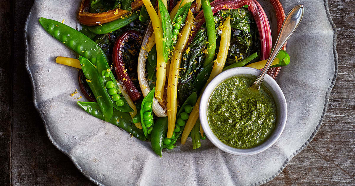 Ljummen sallad med mangold, blandade bönor och morotsblast­pesto