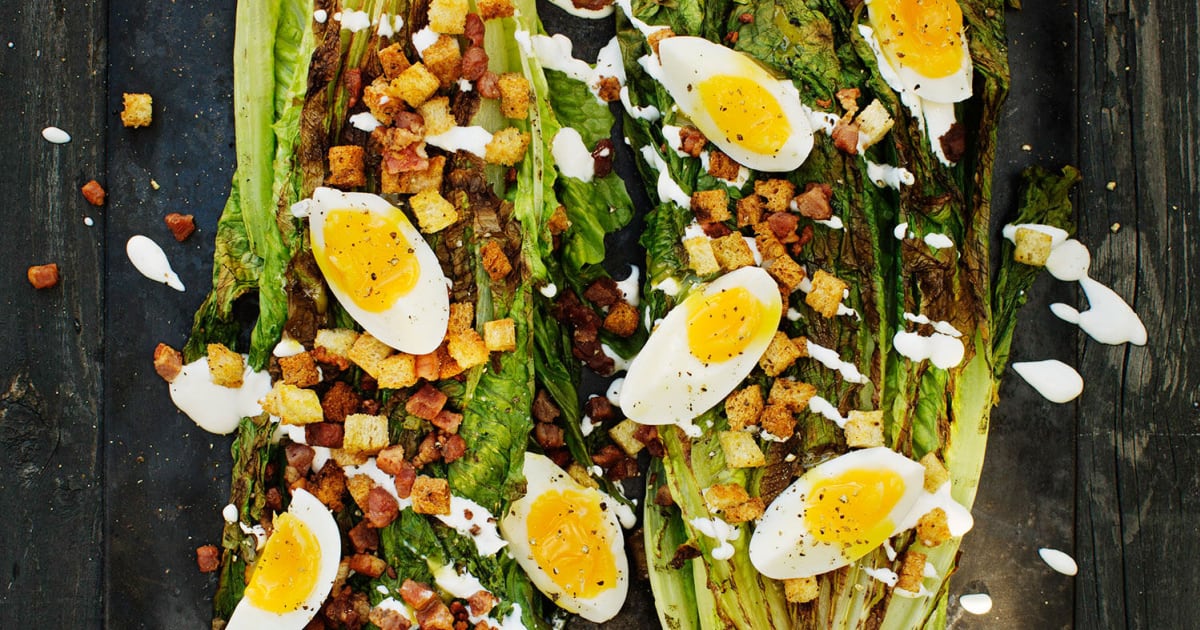 Grillad roman­sallad med pancetta, ört­krutonger, ägg och Caesar