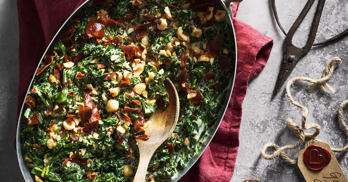 Gräddkokt grönkål med hasselnötter pch rostade prosciutto­smulor