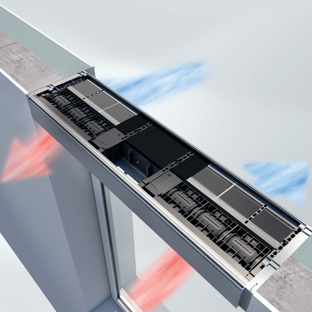 Ein Querschnitt eines Lüftungssystems an der Decke zeigt den Luftstrom mit blauen und roten Pfeilen. Die Konstruktion verläuft entlang einer Wand mit einem Fenster, was auf eine integrierte Belüftung hinweist.
