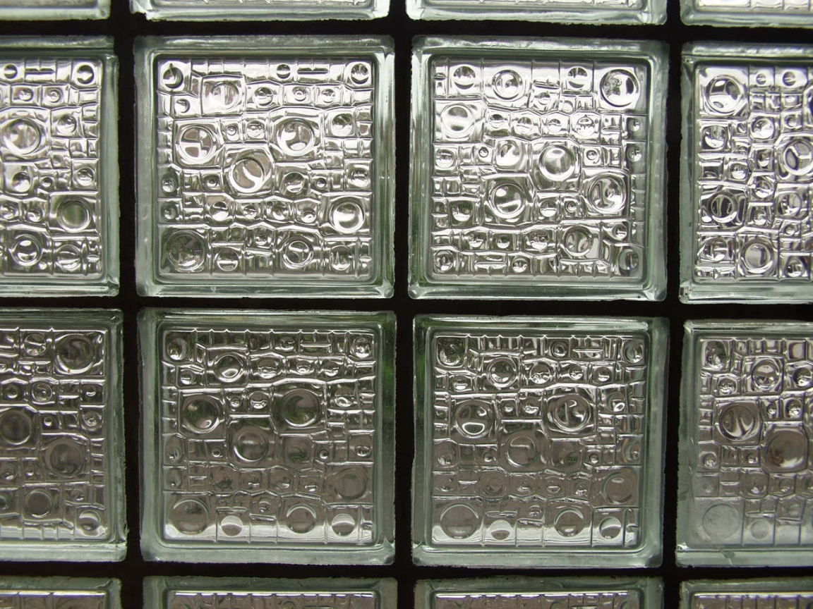 Eine Wand aus Glasbausteinen Eine Wand aus Glasbausteinen