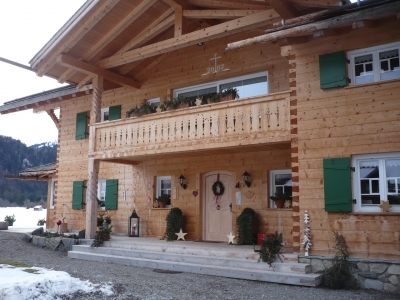 Holzhaus in ländlicher Gegend