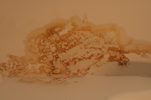 Durch einen Wasserrohrbruch verursachter Wasserschaden an der Wand. Wasserrohrbruch