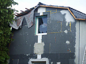Es ist wichtig, wenn Sie ein Haus verputzen, die Kosten genau zu kalkulieren, um ihre Ersparnisse zu schonen. © Maler.org