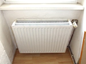 Ein Maler kann den Heizkörper durch Lackieren sanieren. © maler.org