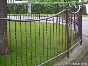 Ein Eisenzaun ist robust, langlebig und dazu sehr preiswert! Eisenzaun