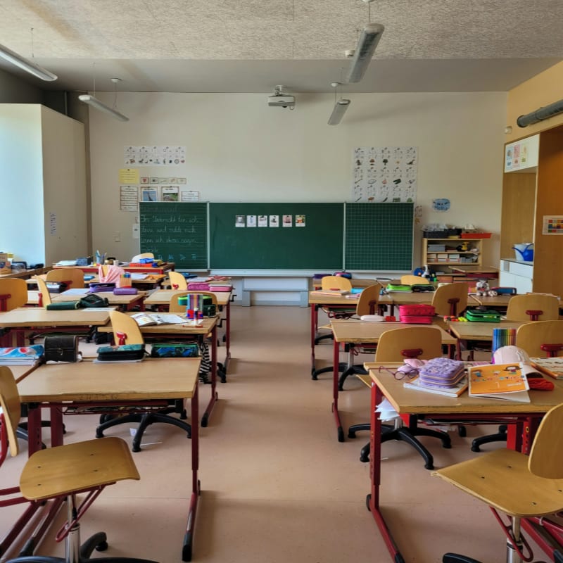 A classroom filled with lots of desks and chairs