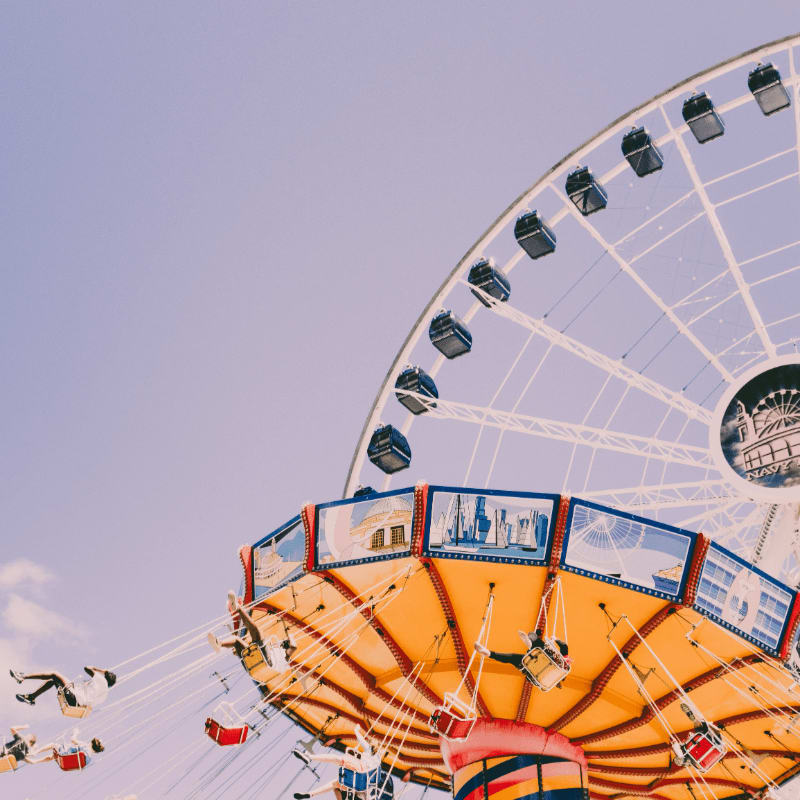 people riding on yoyo ride at daytime