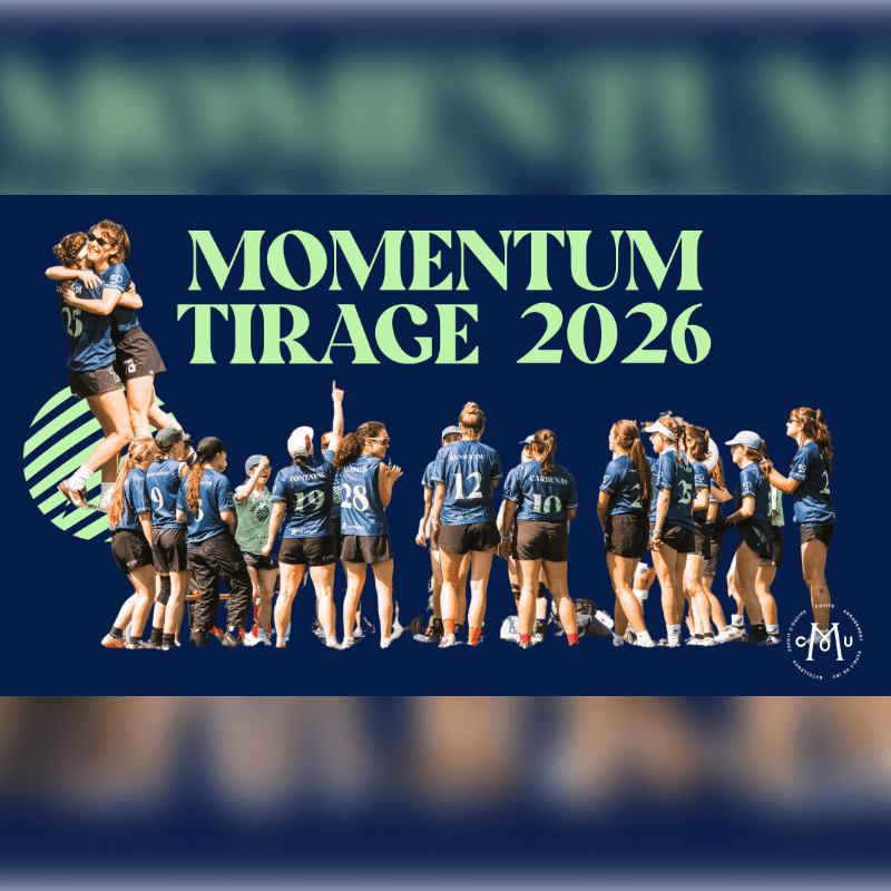 A group of young women in athletic uniforms stand together in the foreground, with the text "MOMENTUM TIRAGE 2026" prominently displayed in the background.