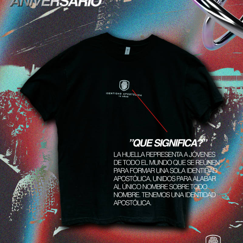 A black t-shirt with a white logo and Spanish text is displayed in the foreground against a blurred background of a large gathering of people.