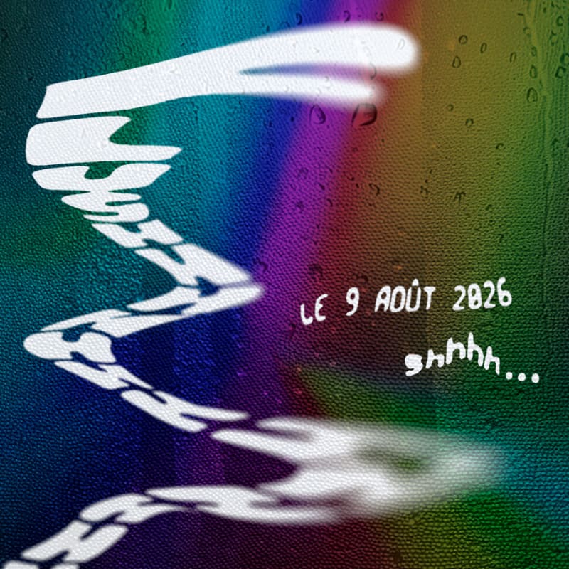 A white, wavy, abstract shape with a shadow snakes across a rainbow-colored background with water droplets and the text "LE 9 AOÛT 2026 shhh...".