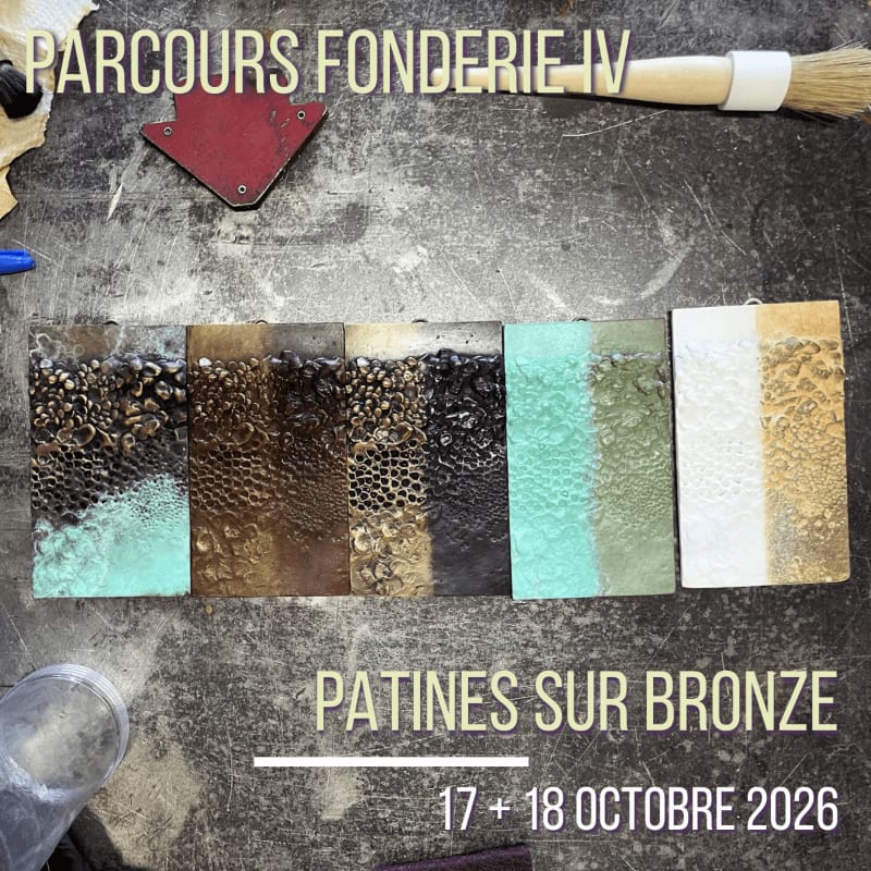 A collection of bronze samples with various patinas are displayed in the foreground, with text indicating "PARCOURS FONDERIE IV" and "PATINES SUR BRONZE" in the background.
