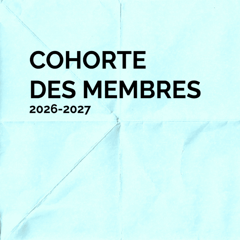 Black text reading "COHORTE DES MEMBRES 2026-2027" is centered on a light blue, creased paper background.