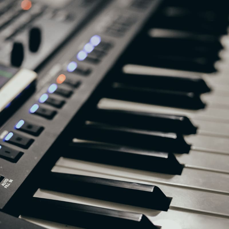 black and white electric keyboard
