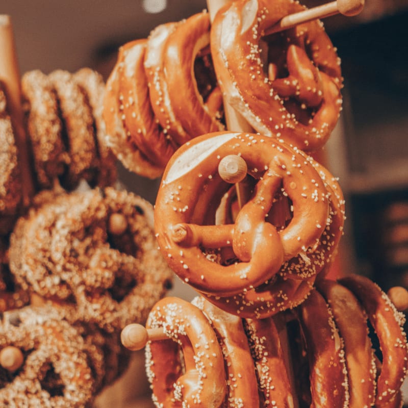 a bunch of pretzels are on display in a store